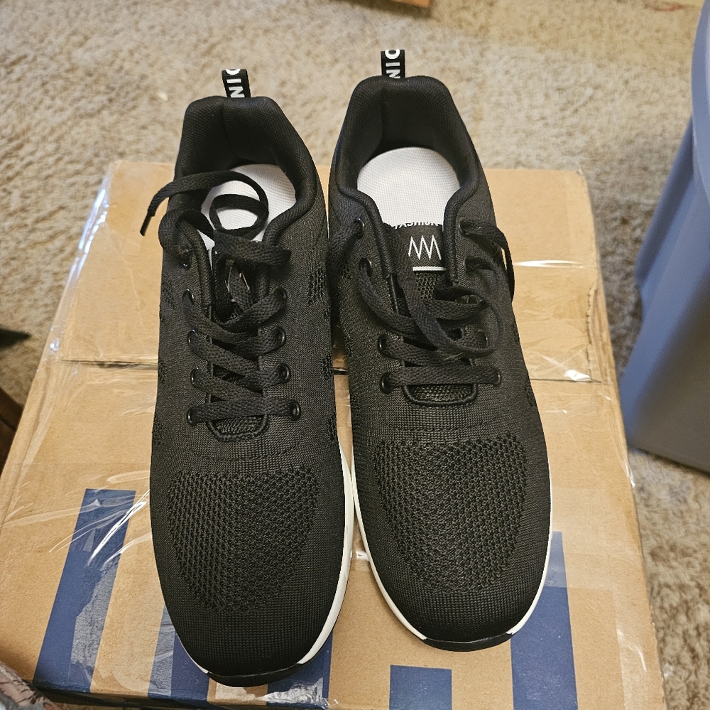 NEW ETHLETIC  WOMANS SIZE 9